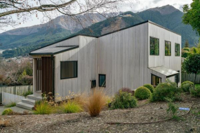 Central Southern Lakes - Queenstown Holiday Home